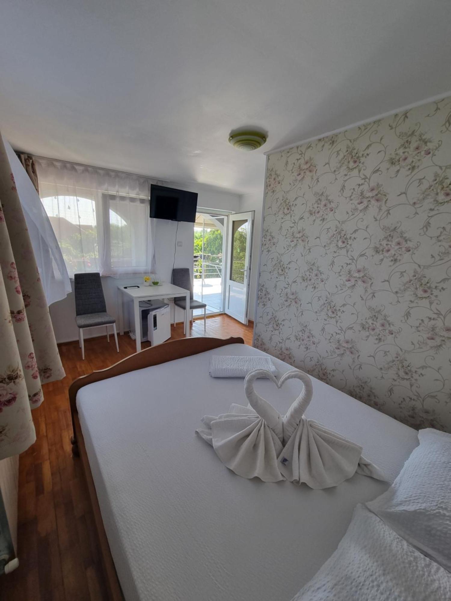 Casa Cu Trandafiri Murighiol Exteriör bild