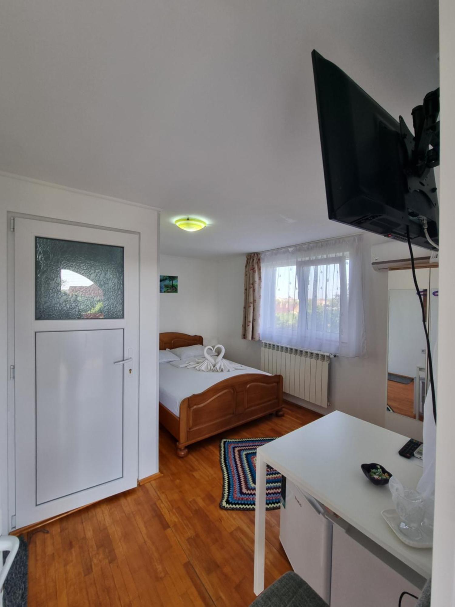 Casa Cu Trandafiri Murighiol Exteriör bild
